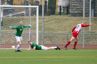 Fußball: Ersatzgeschwächte Annaberger müssen auf engem Platz bestehen - Valentin Breitfeld (r.), der in der vergangenen Saison beide Treffer beim 2:1-Heimsieg des VfB gegen Thalheim erzielte (hier bejubelt er das 1:0), kann am Samstag nur zuschauen. Er fehlt verletzungsbedingt.