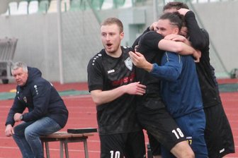 Fußball: Erst die fünfte Nachspielminute bringt die Erlösung für den Reichenbacher FC - Reichenbacher Jubel beim 1:1 in der Nachspielzeit, RFC-Trainer Carlo Kästner (links) schaut noch etwas ungläubig.