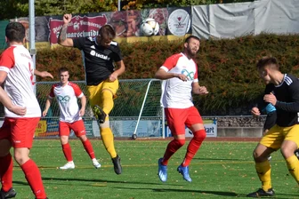 Fußball-Erzgebirgsliga: Annaberger verpassen gegen Oelsnitz Sieg in der Nachspielzeit - Dieser Kopfball von Oelsnitz’ Benjamin Kreher (l.) war eine der wenigen Torraumszenen beim OFC-Gastspiel in Annaberg. Der spätere Torschütze Manuel Hering kommt in dieser Szene zu spät.