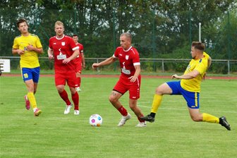 Fußball-Erzgebirgsliga: Deftige Heimpleite für Königswalder - Neudorfs Anton Eisold (Mitte), der hier vom Marienberger Tim Groschopp attackiert wird, brachte die Gäste kurz vor der Pause in Führung.