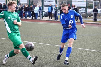 Fußball-Erzgebirgsliga: Ein Team ragt beim Frühstart heraus - Andy Rockstroh (rechts) vom SV Großrückerswalde kommt gegen den Drebacher Gabriel Glöckner zum Flanken.