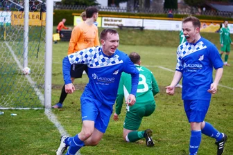 Fußball-Erzgebirgsliga: Ein Team verliert den Anschluss - Die Königswalder Freude über das Tor von Louis Lange währte nur kurz.