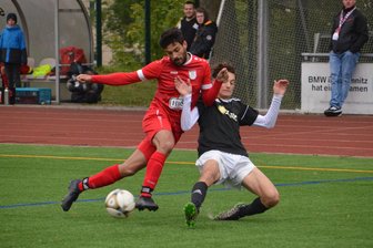 Fußball-Erzgebirgsliga: Hitziges Derby zwischen Annaberg II und Neudorf findet keinen Sieger - Viel Kampf, wenig spielerische Finesse: So wie in dieser Szene, in der Neudorfs Alexander Werner (l.) und Annabergs Erik Kaufmann um den Ball kämpfen, sah es oftmals aus.