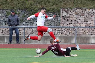 Fußball-Erzgebirgsliga: Motor Marienberg II sendet Lebenszeichen im Abstiegskampf - Für Franz Rossa (l.) und den VfB Annaberg II stellte sich die Hürde Schwarzenberg (mit Philipp Rumberger) als Stolperstein heraus.