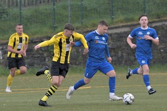 Fußball-Erzgebirgsliga: Neustädtel patzt, Neudorfer sind zur Stelle - Karl Haußner (l.) brachte den Neustädtler SV zwar in Führung, doch nach umkämpften 90 Minuten jubelten Franz Klinghammer und der FSV Blau-Weiß Schwarzenberg.