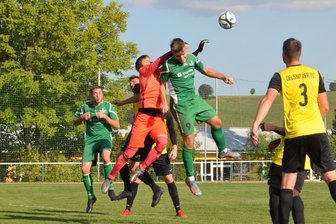 Fußball-Erzgebirgsliga: Oelsnitzer drehen Spiel in Drebach und erobern die Tabellenführung - OFC-Torwart Daniel Dürr wurde von der Drebacher Offensive mehrfach gefordert. In dieser Szene ist der Oelsnitzer vor Pascal Fabian Förster am Ball.