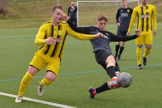 Fußball-Erzgebirgsliga: Oelsnitzer siegen bei Fehlerfestival in Schneeberg und springen an die Tabellenspitze - Das ging ins Auge: Lennart Junghans (l.) und der FC Concordia Schneeberg mussten die nächste empfindliche Niederlage einstecken. Samuel Urlaß und der Oelsnitzer FC durften dafür jubeln.