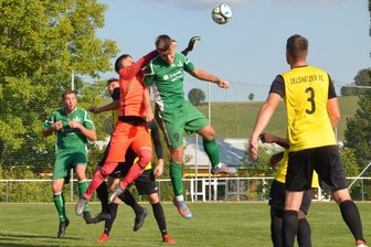 Fußball-Erzgebirgsliga: Oelsnitzer wollen Auer büßen lassen - OFC-Torwart Daniel Dürr, hier gegen Drebach, will gegen Auerhammer seinen Kasten sauber halten.