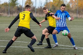 Fußball, Erzgebirgsliga: Raschauer überrollen Zschorlauer - Gaga Dolidze (r.) und der FSV Sosa haben dem Oelsnitzer FC – mit Leon Süß (l.) und Jannis Bahlcke – einen Punkt abgerungen.