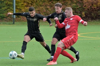 Fußball-Erzgebirgsliga: Spitzenspiel zwischen Auerhammer und Neudorf findet keinen Sieger - Mohammed Khemiri (l.), der mit Marius Ehmig in dieser Szene Neudorfs Ronny Schmiedel den Ball abluchsen will, traf im Spitzenspiel zum 2:1.