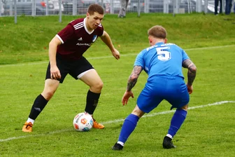 Fußball-Erzgebirgsliga: Wenn der Heimvorteil zum Fremdwort wird - Für Albrecht Seidler (l.) und Blau-Weiß Königswalde wird die Lage nach der Niederlage gegen Sosa (mit Niclas Göbel) immer brenzliger.