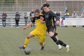 Fußball-Erzgebirgsliga: Zschorlauer bauen Tabellenführung aus, Oelsnitzer patzen erneut - Toni Gaschler (rechts) war Mann des Spiels und steuerte alle drei Treffer zum 3:2-Auswärtssieg des SV Auerhammer in Oelsnitz (mit Lukas Schreiter) bei.