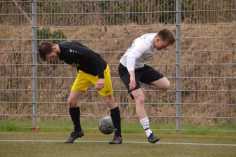 Fußball-Erzgebirgsliga: Zschorlauer patzen gegen Schwarzenberg, Sosaer hoffen wieder - Johannes Gläser (l.), hier gegen Scott Ulbricht vom Oelsnitzer FC, und der ESV Zschorlau mussten sich gegen Schwarzenberg mit einem Remis begnügen.
