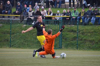 Christopher Pokowietz (l.) sorgt in dieser Szene für die Entscheidung. Der Zschorlauer lässt Chris Neumerkel im Neustädtler Kasten keine Chance und schiebt zum 4:0 für den ESV ein.