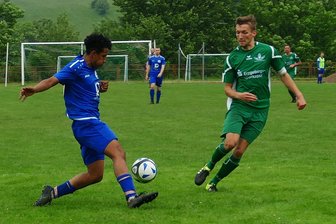 Fußball-Erzgebirgsligist startet mit Paukenschlag in die Rückrunde - Erzielte gegen Oelsnitz den 2:2-Ausgleich: Edison Johandris Acosta Ochoa (links).