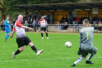 Fußball-Erzgebirgspokal: Erste Saisonniederlage lässt Tiroler Traum vom Double platzen - Während Max Flade (hinten) bei diesem Schussversuch von Benjamin Uhlig nur die Zuschauerrolle blieb, erzielte er kurz vor Schluss gegen Tirol-Keeper Philipp Schubert selbst das entscheidende Tor.