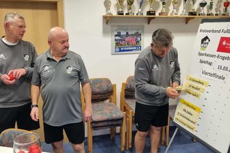 Fußball-Erzgebirgspokal: Favoriten müssen im Viertelfinale auf Reisen gehen - Im Anschluss an das Kreisligaspiel zwischen Olbernhau und Krumhermersdorf loste Schiedsrichter Uwe Schönherr (M.) die Viertelfinalpartien aus.