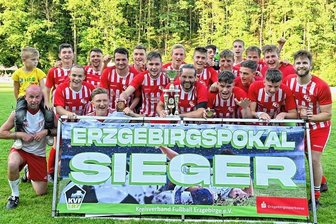 Fußball, Erzgebirgspokal: Goliath kommt gegen David ins Wanken - So sehen Double-Sieger aus: Der FC Stollberg sichert sich nach der Meisterschaft in der Erzgebirgsliga auch den Erzgebirgspokal.