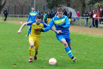 Fußball-Erzgebirgspokal: Krokusse hoffen auf ein „Finale dahoam“ - Zschopau (gelb) und Dittmannsdorf lieferten sich schon in der Liga Ende November vor fast 250 Zuschauern ein rassiges Duell.