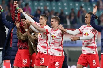 Fußball-Europa-League: Sonntagsschuss lässt RB Leipzig träumen - Die RB-Spieler feiern mit den Fans. 