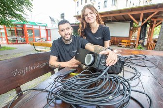 Fußball-Europameisterschaft ab Freitag: Wo im Vogtland gibt‘s Public Viewing? - Der Plauener Vogtlandgarten ist bereit: Wie vielerorts in der Region können Fußballfans dort ab Freitag die Spiele der Deutschen beim Public Viewing erleben. Inhaber Soufian Hamza und Servicekraft Michelle Kleiser freuen sich auf die EM und die Stimmung im Biergarten.