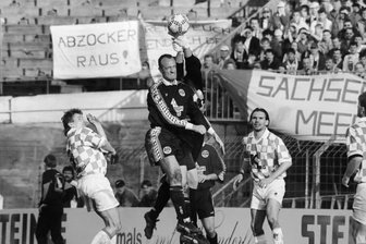Fußball-Europameisterschaft: Als Ungarns heutiger Trainer in Zwickau vom Platz flog - FSV-Torhüter Oleg Karavaev faustet vor Frankfurts Marco Rossi.