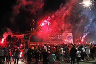 Fußball, Familie, FSV Zwickau: David Wagner und Mike Könnecke plaudern beim „Halden-Fumo“ aus dem Nähkästchen - Ankunft in Zwickau nach dem 0:0 bei Waldhof Mannheim und dem Klassenerhalt des FSV.