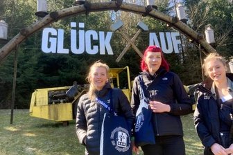 Fußball-Fanprojekte schicken ihre Vertreter ins Erzgebirge - Auch eine Einfahrt in Europas größte Zinnkammern gehörte zum Programm bei der Jahrestagung der Fanprojekte. Schon die Kulisse vor dem Besucherbergwerk beeindruckte Lisa Schwarz, Tina Schröter und Greta Prätsch (v. l.), die aus Meppen, Oldenburg und Osnabrück anreisten. 