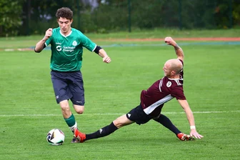 Fußball: Favoritensterben im Erzgebirgspokal geht weiter - Der FSV Blau-Weiß Schwarzenberg (mit Frank Mußmacher, r.) ist einer der Erzgebirgsligisten, die im Achtelfinale die Segel streichen mussten. Tilman Vocks und Ehrenfriedersdorf bedeuteten die Endstation für den FSV.