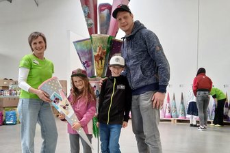Fußball, Feen und Feuerwehr: Zuckertütenfirma in Ehrenfriedersdorf zeigt neueste Trends - Geschäftsführerin Bettina Nestler überreicht Schulanfängerin Leni Meyer ihr Lieblingsmotiv. Mit dabei sind ihr Bruder Hugo Meyer und ihr Vater Robert Meyer.