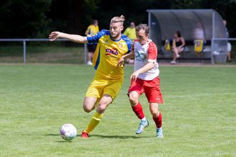 Fußball: Frühes Aus für drei Erzgebirgsligisten im Pokal - Andreas Engert (l.) und der BSG Motor Zschopau ist in der Ausscheidungsrunde eine Überraschung gelungen. Sie warfen den VfB Annaberg II (mit Niklas Mauersberger) aus dem Erzgebirgspokal.