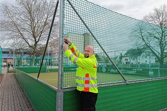 Fußball für alle: DFB-Minispielfeld in Flöha geöffnet - Der Objektverantwortliche des Förderzentrums Flöha, Michael Frenzel, hier bei der Überprüfung der Ballfangnetzanlage.