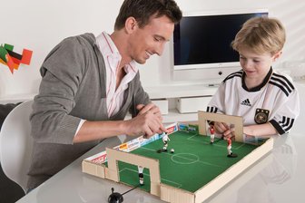 Fußball für den Tisch: So bauen Sie ein Stadion aus Pappe - Mini-WM-Stadion selbstgemacht: Das Papp-Stadion lässt sich nach dem Spiel dank Klettband sogar flach zusammenlegen.