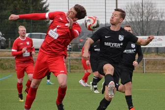 Fußball: Gebirge-Gelobtland entführt im Spitzenspiel drei Punkte aus Neudorf - In dieser Szene verzieht Sören Walther (r.) im Zweikampf mit Neudorfs Bastian Schmiedl zwar ein wenig das Gesicht, am Ende hatten Walther und der ATSV Gebirge/Gelobtland im Spitzenspiel aber gut lachen.