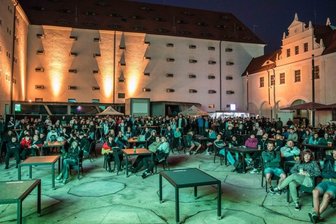 Fußball gibt Sommernächten Schwung - Rund 400 Fußballfans haben am Mittwochabend im Hof von Schloss Freudenstein das Spiel der deutschen Mannschaft gegen Ungarn verfolgt. Mit dem 2:2-Unentschieden sicherte sich die deutsche Nationalelf das Weiterkommen. Sie trifft nun am Dienstag ab 18 Uhr im Achtelfinale auf England - auch dieses Spiel wird bei den Freiberger Sommernächten gezeigt.
