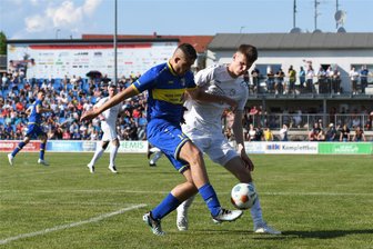 Fußball: Hainichener treffen im Sachsenpokal auf Landesliga-Aufsteiger - Da Barkas Frankenberg nicht nur den Pokal, sondern auch die Meisterschaft gewann und in die Landesklasse aufstieg, ist der Hainichener FV (mit Lucas Donner, l.) als unterlegener Finalist trotzdem im Sachsenpokal dabei.