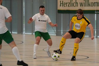 Fußball-Hallenmeisterschaft: Langenauer Fanfreundschaft sorgt für gute Stimmung unterm Hallendach - Die Langhennersdorfer um Toni Neumann (m.) zogen ohne Punktverlust in die Endrunde ein.