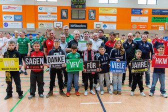 Fußball-Hallenpokal: Auszeichnung mal anders – Teams bedanken sich beim Ausrichter - Überraschung zu Beginn: Die Mannschaften bedankten sich bei den Organisatoren des Hallenpokals.