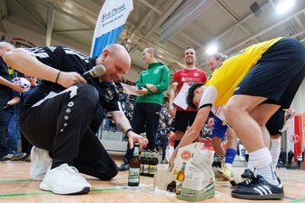 Fußball-Hallenpokal: Der beste Schütze zerdeppert seinen Preis auf dem Parkett – die Halle biegt sich vor Lachen - Nach dem Missgeschick: Cheforganisator André Rabe (links) hilft VFC-Kicker Leonard Krantz beim Aufräumen.