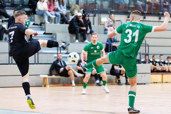 Fußball-Hallenpokal der „Freien Presse“: Nach Beifall für den Schiedsrichter muss auch ein Ex-Profi mal auf die Strafbank - „Hoch das Bein“ heißt es hier im Zweikampf zwischen André Schmeißer (Pausa-Mühltroff, links) und Merkurs Lennox Berger.