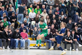 Fußball-Hallenpokal der „Freien Presse“: Oelsnitz fliegt überraschend raus, Syrau und Jößnitz sind im Finale - Sind im Finale: Anton Fellgiebel (rechts) und seine Jößnitzer. Links der Wernesgrüner Leon Höppner.