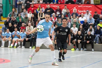 Fußball-Hallenpokal der „Freien Presse“: Sechs Teams für die Zwischenrunde werden gesucht – SG Limbach sagt Teilnahme ab - Rassige Zweikämpfe wie hier beim Spiel SpuBC (in Hellblau) gegen Lok Plauen erhoffen sich die Zuschauer am kommenden Wochenende.