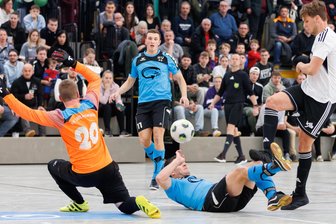 Fußball-Hallenpokal der „Freien Presse“: Top-Favorit SC Syrau müht sich in die nächste Runde, der SV Kottengrün überrascht positiv - Der SC Syrau (rechts Yannic Freund) und der SV Kottengrün (von links Arne Altmann, Bastian Meinelt und hinten Robin Dörks) schafften den Sprung in die Zwischenrunde.