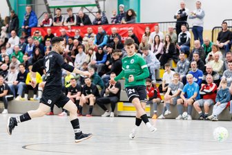 Fußball-Hallenpokal der Freien Presse: Trotz Fehlschuss des Tages – Kreisligist springt überraschend in die Zwischenrunde - Merkurs Tobias Zöphel (rechts) trifft hier zum 4:0 gegen Lok Plauen, Mahdi Jafari kommt einen Schritt zu spät.