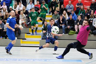 Fußball-Hallenpokal der „Freien Presse“: VFC marschiert durch, Brambacher Stürmer schießt sein Team im Alleingang weiter - Finley Fuchs (Mitte) trifft hier für die SpG Tirpersdorf/Bergen/Werda gegen Blau-Weiß Rebesgrüns Keeper Konstantin Bardashov. Links Manuel Zeh.