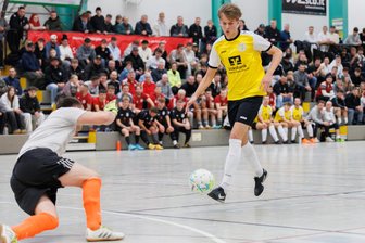 Fußball-Hallenpokal der Freien Presse: VFC Plauen nicht zu stoppen – aber auch ein Außenseiter kommt weiter - Der Eichigter Torwart Andy Künzel wirft sich hier in einen Schuss des VFC-Spielers Ilja Lemba.