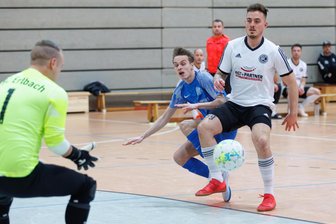 Fußball-Hallenpokal der Freien Presse: Vogtlandklasse-Spitzenreiter dominiert Vorrundenstaffel F - Erlbachs Max Opel (rechts) blockt hier Großfriesens Florian Röhn ab. Am Ende kamen beide Teams weiter.