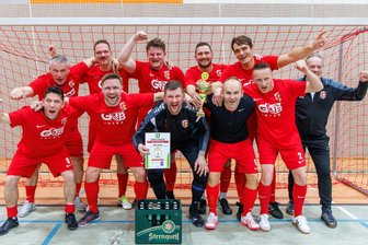 Fußball-Hallenpokal der Oldies: „Die spielerischen Elemente kamen zu kurz“ - Der FSV Treuen gewann am Samstag den Hallenpokal der über 35-Jährigen.