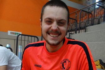 Fußball-Hallenpokal: Die Sieger vom Wochenende heißen zweimal VfB Auerbach sowie Wacker Plauen und VFC Plauen - Gut lachen hatte Luca Luderer, Torhüter der SpG Bergen/Tirpersdorf. Am Freitag qualifizierte er sich mit den Männern für die Zwischenrunde, am Samstag mit den A-Junioren für die Endrunde.