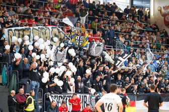 Fußball-Hallenpokal: „Fürs Finale hätten wir 2000 Eintrittskarten verkaufen können“ - Brechend voll: Die Einheit-Arena am Sonntag bei der Endrunde des Fußball-Hallenpokals der „Freien Presse“.